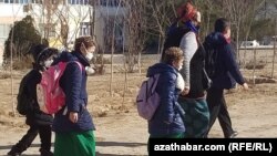 Mekdep okuwçylary we mugallyma (Illýustrasiýa suraty)