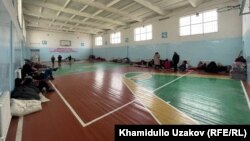 Чек арадагы куралдуу атышуудан улам мектептин спорт залына жайгаштырылган тургундар. Баткен. 28-январь, 2022-жыл.