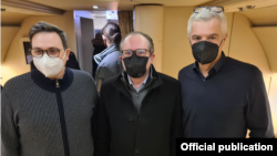 Іван Корчок (крайній праворуч) відвідує Україну разом із чеським та австрійським колегами Яном Ліпавським (ліворуч) та Александром Шалленбергом