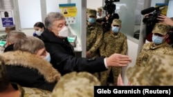 Ուկրաինայի նախկին նախագահ Պետրո Պորոշենկոն Կիևի «Ժուլյանի» օդանավակայանի սահմանային հսկիչ անցակետում, 17-ը հունվարի, 2022թ.