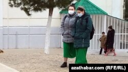 Türkmenistanyň öz çäginde koronaiwrus pandemiýasynyň ýeke ýagdaýyny hem ykrar etmeýär.