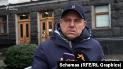 Журналіст Сергій Андрушко телефонує очільниці комісії Лідії Москвич з проханням пропустити знімальну групу на засідання