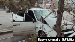 Автомобиль, в который стреляли вечером 6 января, врезавшийся в дерево недалеко от площади. Алматы, 7 января 2022 года