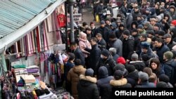 Президент Садыр Жапаров “Ош базарында”.