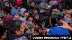 Журналисты у здания суда после задержания  основателя youTube-канала Temirov Live Болота Темирова. Бишкек, 23 января 2022 года