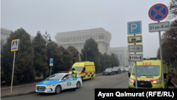 Алматы әкімдігі уақытша орналасқан Алмалы әкімдігі алдындағы ахуал. Алматы, 19 қаңтар 2022 жыл.