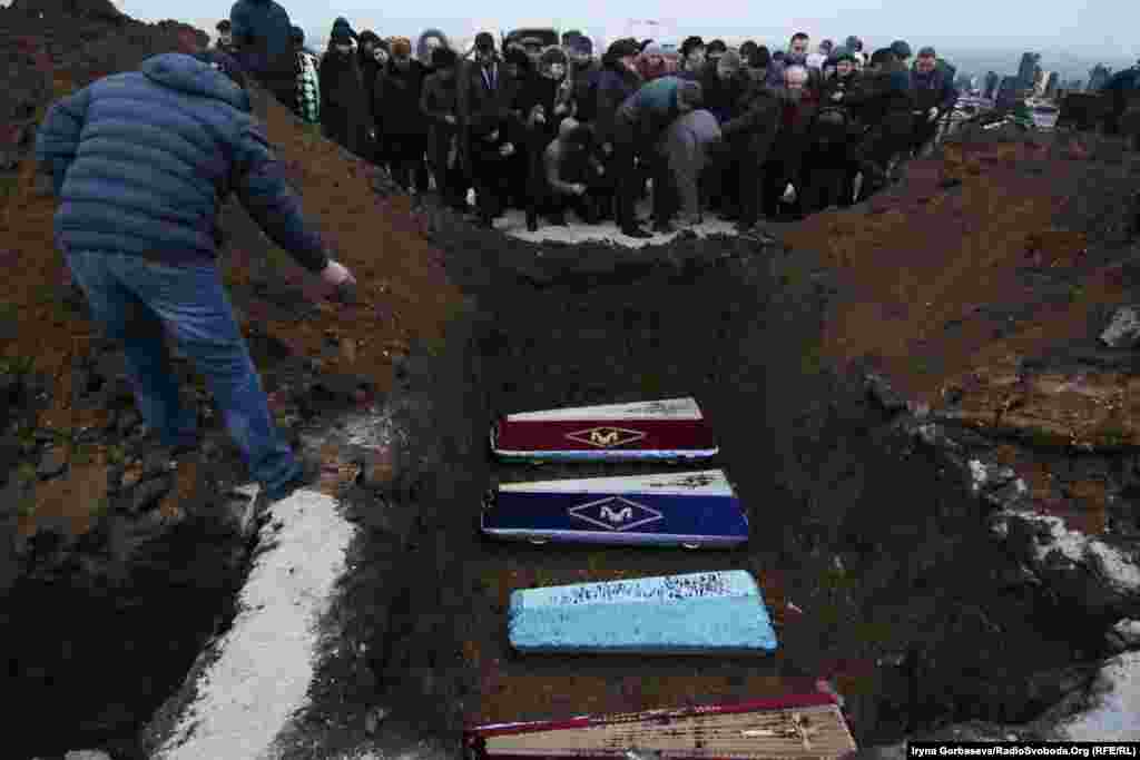 Місто ховало своїх жителів цілими сім&#39;ями. Серед загиблих були діти &ndash; 4-річний хлопчик та 17-річна дівчина.