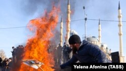 ЯнгулбаегIарна дуьхьал Соьлжа-ГIалин юккъехь хIоттийначу акцеш дагош ду Абубакаран доьзалан суьрташ тIехь долу плакаташ