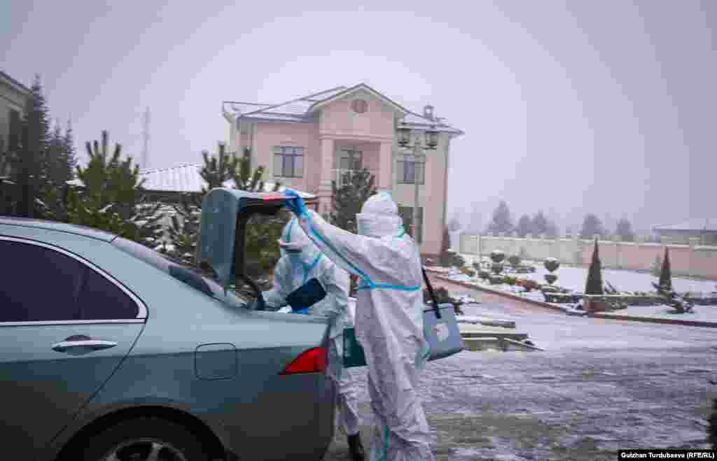 №6 үй-бүлөлүк дарыгерлер борборунда түзүлгөн мобилдик топто учурда беш группа иштеп жатат. Күнүнө аларга 200гө жакын кайрылуу түшөт. Алар Бишкектин Октябрь районун гана тейлешет.&nbsp;&nbsp;