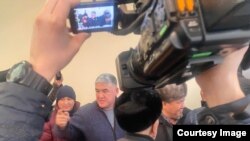 Курсан Асанов 2020-жылы октябрдагы тоз-тополоңго байланыштуу эки жолу кармалган. 
