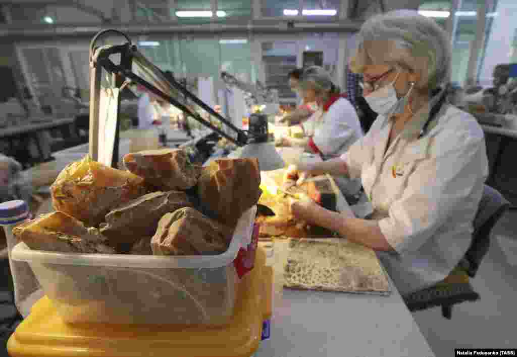 2021-nji ýylyň iýun aýynda Kaliningraddaky ýantary gaýtadan işleýän zawodyň arhiw suraty. &nbsp; Ýantar - bu onlarça million ýyl ýeriň aşagynda ýa-da deňziň düýbünde gymmat bahaly daşlara meňzeş böleklere gysylan agaç şepbiginiň ýa şiresiniň daşa öwrülen görnüşidir. Ol sosna agajy ýaly gadymy ösümlikleriň bir wagtlar ösen ýerlerinde tapylýar. &nbsp;