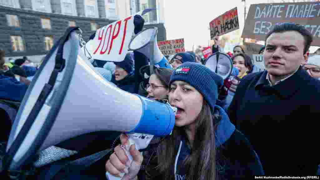 Під час другого туру виборів президента Києво-Могилянської академії 27 січня до приміщення, де відбувалося голосування,&nbsp;увірвалися&nbsp;невідомі люди в масках і поцупили скриньку для голосування