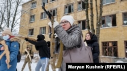 Украинада курал-жарак колдонууну үйрөнүп жаткан студенттер. 