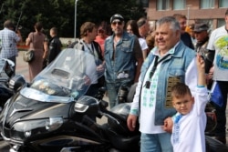 Один з учасників мотопробігу – голова Запорізької ОДА Віталій Боговін (праворуч) із сином