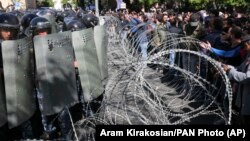 Ցուցարարները և ոստիկանները Բաղրամյան պողոտայում, Երևան, 16-ը ապրիլի, 2018թ․