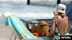 دبی به عنوان مرکز جهانگردی خاورميانه و شهر جزيره های ساخته شده به شکل نخل و بلندترين برج دنيا، موازنه بسيار ظريفی را بين هويت اسلامی خود و پذيرايی از خارجيان لذت طلب برقرار کرده است.(عکس:RFE/RL)