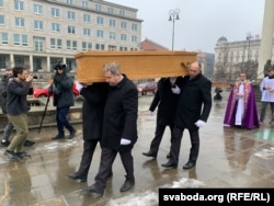 Труну зь целам Эдуарда Лобава выносяць з касьцёла пасьля імшы