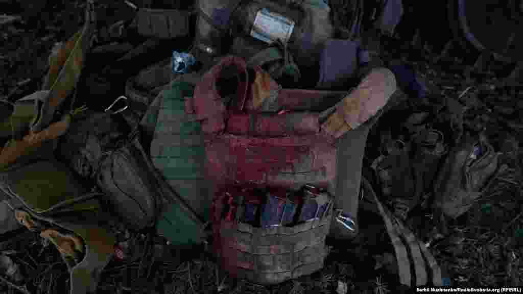 Проте так пощастило не усім. В тому бою своє життя, обороняючись, віддали солдати, які тримали оборону до останнього. Реалії війни, до яких складно звикнути.&nbsp;