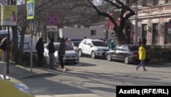 Акмәчетнең Үзәк район мәхкәмәсе бинасы янына хөкем ителгән кырымтатарларның туганнары, теләктәшләре җыелды, 26 гыйнвар 2023