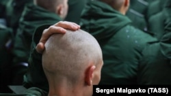 Аскерге чакырылган уландар. Орусия. 