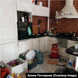 Rus esgerleri taşlap gidenden soň, Alenanyň öýi.