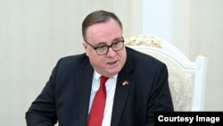 АКШнын Кыргызстандагы элчиси Лесли Вигери.