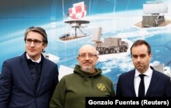 Міністри оборони України і Франції, Олексій Резніков (посередині) та Себастьян Лекорню (праворуч), підписали меморандум із Thales Group про постачання Україні радіолокаційних систем GM 200. Лімур, Франція, 1 лютого 2023 року