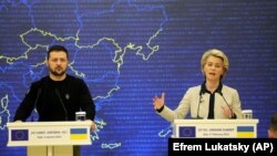 Євросоюз має намір ухвалити десятий пакет санкцій наступного тижня (на фото Володимир Зеленський та Урсула фон дер Ляєн)