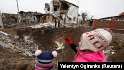 Оьрсийчоьно ракеташца тохар динчу меттигна уллохь лаьтта бераш. Киевна гена йоццу Глеваха гIала, 2023 шо дечкен-беттан 26-гIа
