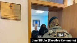 Як додають у СБУ, під час обшуків у приміщеннях цього відомства та за адресами проживання дев’ятьох фігурантів справи в Києві та Вінниці вилучили документацію із доказами оборудки