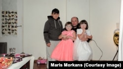 Зараз сім'я Межевой живе у Латвії. Вони чекають на бабусю, яку окупанти теж примусово евакуювали до РФ