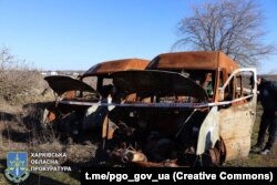 Автомашины, уничтоженные в результате обстрела российскими военными и обнаруженные после освобождения Боровой. Фото сделано в январе 2023 года