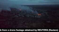 Пожежі і дим у Вугледарі під час обстрілів міста армією РФ. Вугледар, Донеччина, 26 січня 2023 року