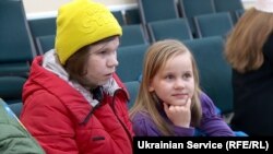 Викрадена окупантами РФ восьмирічна Маргарита і її мама Вероніка після повернення з Криму, ілюстративне фото