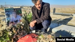 حسن باقری‌نیا، عضو هیئت علمی دانشگاه حکیم سبزواری، بر سر مزار ابوالفضل آدینه‌زاده از کشته‌شدگان اعتراضات جاری در ایران
