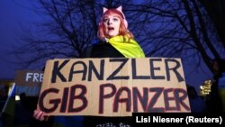 Во время акции протеста в столице Германии с требованием предоставить танки военным Украины для отпора вооруженной агрессии России. Берлин, 20 января 2023 года