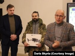 Станіслав Литвинов, оператор Михайло Шелест із подарованим від українців Лівану дроном, дипломат Ігор Осташ. 20 січня 2023 року