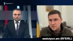 Советник главы офиса президента Украины Владимира Зеленского Михаил Подоляк (справа) по видеосвязи дает интервью Радио Азатутюн, 25 января 2023 г.