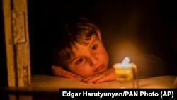 Ստեփանակերտցի փոքրիկը մոմի լույսի ներքո