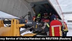 Персонал Державної служби з надзвичайних ситуацій вантажить техніку перед відправкою рятувальної місії до Туреччини, 7 лютого 2023 року (фото ДСНС)