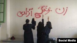 دختران دانش‌آموز در مدارس ایران نیز در شش ماه گذشته به جنبش «زن زندگی آزادی» پیوستند و اعتراض خود را به حجاب اجباری و کشته شدن مهسا امینی در بازداشت گشت ارشاد به نمایش گذاشتند