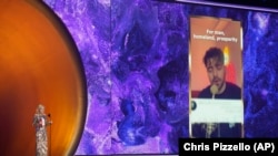 مراسم گرمی امسال که در آن ترانه «برای» از شروین حاجی‌پور جایزه تغییر اجتماعی را دریافت کرد