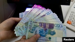 Қозоқ тенгеси ўтган йилларда рублдан кейин маълум вақт ўтиб қадрсизлангани кузатилган.