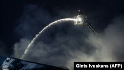 Робота пожежників на гасінні пожежі на заводі з виробництва дронів Edge Autonomy, Марупе, Латвія, 7 лютого 2023 року