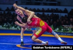 Сыймык Махмудов (көк кийимчен) менен Дастан Кадыров (кызыл кийимчен). Грек-рим күрөшү. 63 кг. салмактагы финалдык беттеш.