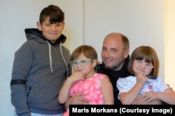 Євген Межевой, батько з Маріуполя. Його дітей депортували в Росію. Він їх повернув