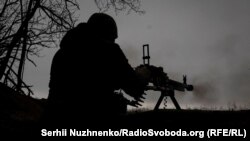 За даними слідства, посадовці в 2022 році мали поставити на фронт 400 сертифікованих великокаліберних кулеметів (ілюстраційне фото)