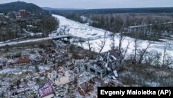 Зруйновані під час масштабного вторгнення Росії до України будинки в селі Богородичне на Донеччині та підірваний міст через Сіверський Донець, 13 січня 2023 року