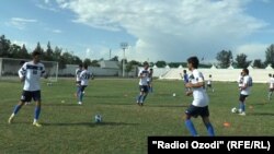 Тренировка футболистов команды "Хулбук"