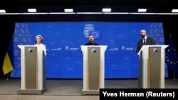 Президент України Володимир Зеленський (посередині), голова Єврокомісії Урсула фон дер Ляєн та президент Європейської ради Шарль Мішель на пресконференції під час саміту Євросоюзу, 9 лютого 2023 року